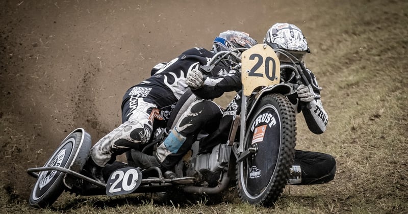 Le style vestimentaire des spectatrices de speedway, entre mode et passion